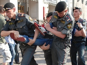 Police detaining Strategy 31 participants on Triumfalnaya Square, May 31, 2010. Source: Kasparov.ru