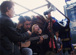 Barto performing at a rally on Pushkin Square, August 22, 2010. Source: Rusolidarnost-msk.ru