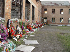 Wreathes laid in memory of the victims of the Beslan school hostage crisis. Source: Bbratstvo.ru