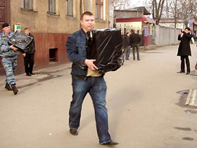 Computers being confiscated. source: novayagazeta.ru