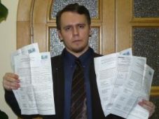 Dmitri Volov with the 5 ballots he received. Source: Ilya Yashin