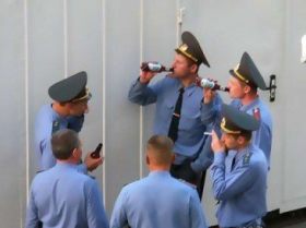 Drinking militsiya officers.  Source: alcorider.ru