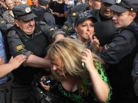 Dententions during a Strategy 31 rally at St. Petersburg's Gostiny Dvor. Source: Fontanka.ru