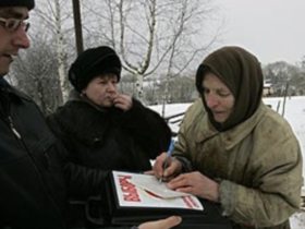 Ingush voter filling out a statement. source: gzt.ru