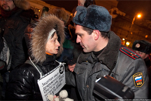 Protester and police officer in Moscow on Januray 31, 2010. Source: zlyat.livejournal.com