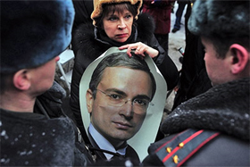 Protesters hold a picture of Mikhail Khodorkovsky. Source: ITAR-TASS