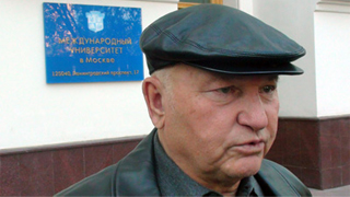 Yury Luzhkov in front of International University in Moscow. Source: Life News