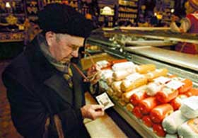 Man shopping.  Source: km.ru