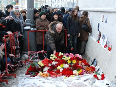 Mourners at the site of death of Stanislav Markelov and Anastasia Baburova. Source: Sobkor.ru