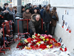 Mourners at the site of death of Stanislav Markelov and Anastasia Baburova. Source: Sobkor.ru