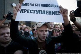 Strategy 31 activist in Moscow on May 31, 2011, holding a sign reading "An election without the opposition is a crime." Source: Ilya Varlamov/Zyalt.livejournal.com