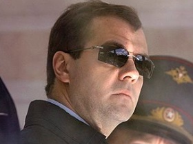 Medvedev in sunglasses.  Source: Kommersant