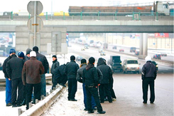 Migrant day laborers on Moscow's Yaroslavskoye Highway. Source: the New Times