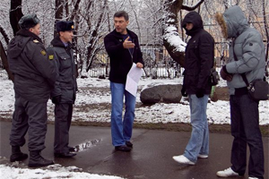 Boris Nemstov with police and unknown men. Source: yashin.livejournal.com