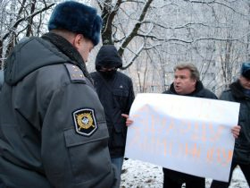 Police arresting opposition activist Aleksandr Rybkin after Nashi provacators disrupted his solitary picket in support of Eduard Limonov. Source: Kasparov.ru