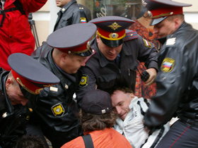 Police breaking up a demonstration.  Source: kasparov.ru