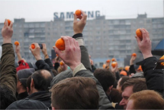 Kaliningrad protesters with tangerines. Source: Svetlana Romanova/Gazeta.ru