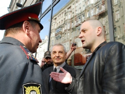 Sergei Udaltsov arguing with police. Source: Kasparov.ru