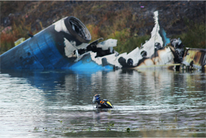 Diver at the crash site of a plane in Yaroslavl. Source: ITAR-TASS