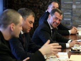 Medvedev meeting with opposition figures. Source: Firstnews.ru