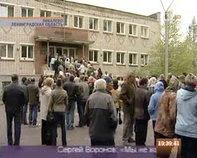 Pikalevo residents storm town hall.  Source: tv100.ru