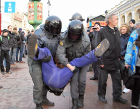 Police detaining protesters in St. Petersburg, 10/31/11. Source: Kasparov.ru